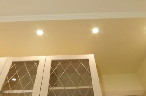 Установка светильников на потолке в СПБ